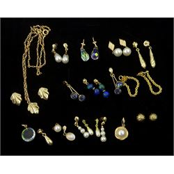 9ct gold leaf design pendant necklace and matching earrings and a collection of 9ct gold earrings and stone set earrings