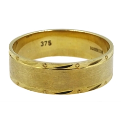 9ct gold band hallmarked, approx 4.37gm