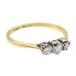Early-mid 20th century three stone diamond ring, stamped 18ct Plat, total diamond weight approx 0.20 carat