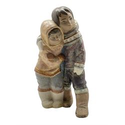 Large Lladro Gres group 'Eskimo Boy and Girl' no. 2038 designed by Juan Huerta, H35cm 