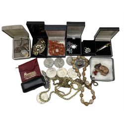 Quantity of assorted costume jewellery