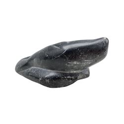 Davide Irqu (Canadian1963-): Soapstone carving of a Seal, Puvirnituq, signed and numbered beneath 53365 L16cm 