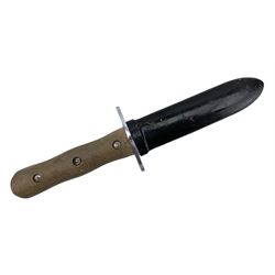 World War II German knife with single edge 14cm blade, crossguard and wooden grip with metal scabbard, 