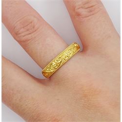 Early 20th century 22ct gold wedding band, with engraved scroll decoration, Birmingham 1923