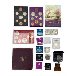 King George VI Festival of Britain 1951 ten coin set housed in plastic case with an original maroon case, various commemorative crowns, 1970 and 1971 Great Britain coin year sets, Queen Elizabeth II 2007 two pound coin in CGS capsule etc