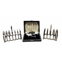Silver four division toast rack Sheffield 1931 maker Viners Ltd, a six division silver toast rack Sheffield 1915 and a babies silver spoon and pusher, cased 8.3oz