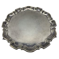 Circular silver salver, with pie crust border and raised on scroll feet, Viner's Ltd, Sheffield 1962, D30cm