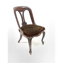 Set four Victorian mahogany balloon back dining chairs, with scroll carved detail, raised on cabriole supports terminating in brass castors, W47cm