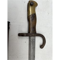 French epee/gras bayonet inscribed 'St Etienne Avril 1877' with scabbard, blade length 52cm 