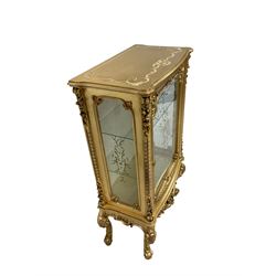 Silik Lo Stile Di Classe - Italian Rococo style gilt display or showcase cabinet, scrolled and foliate uprights with moulding, fitted with single glazed door with gilt detail, cartouche apron with extending scrolling raised on cabriole supports