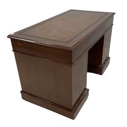 Victorian mahogany pedestal desk, the leather inset top over three frieze drawers and six graduated drawers, raised on recessed castors 
