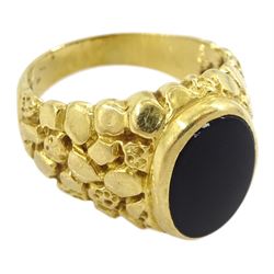Gold black paste stone set signet ring, with textured shoulders, stamped 18ct