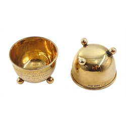 Pair of Victorian 9ct gold presentation salts with spoons by Thomas Bradbury & Sons, Birmingham 1897, approx 30.4gm