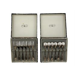 Set of silver tea spoons and tongs with fluted finials Sheffield 1918 maker Walker & Hall, cased, set of six silver handled pastry knives and set of six each Dutch Pleet decorative spoons and forks