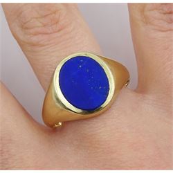 9ct gold oval lapis lazuli signet ring, London 1985