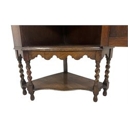 Early 20th century oak corner cupboard, moulded panelled door enclosing single shelf, spiral turned supports united by undertier