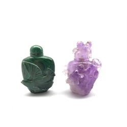 Chinese amethyst snuff bottle, carved in high relief with children playing, H7cm together with a Malachite carved snuff bottle carved with a birds in flight (2)