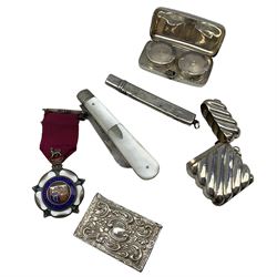 Engraved silver double sovereign case Birmingham 1906, ribbed silver vesta case, silver and mother of pearl fruit knife, silver gilt and enamel Masonic jewel, silver match holder and silver pencil