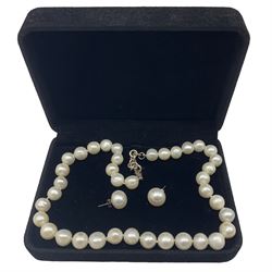 Cultured pearl necklace and matching earrings 
