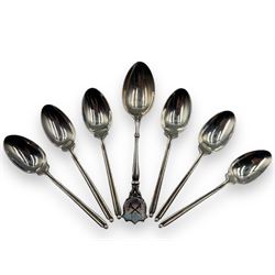 Set of six novelty silver teaspoons, the handles formed as two golf clubs with golf ball terminals by Walker & Hall, Sheffield,  date letters for 1959, 1960, 1961 and 1963, together with a silver and enamel teaspoon by Robert Pringle & Sons, London 1908 (7)