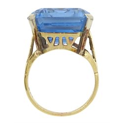 9ct gold large synthetic blue stone set ring