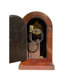 French - 19th-century 8-day mantle clock in a mahogany case, with an archedtop and inlay, two-part dial with a slate chapter and gilt roman numerals, visible brocot escapement and matching brass hands, striking countwheel movement, striking the hours and half-hours on a coiled going. With pendulum.