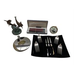 Four Parker fountain pens, Parker ballpoint pen and propelling pencil, Buxted Cocks V Stags St Pierre 1990 hip flask, novelty cheese forks, bronze dolphoins etc 