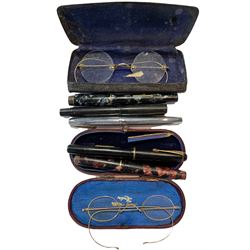 The Croxley fountain pen with 14ct nib, The Conway Stewart fountain pen no. 286 with 14ct nib, Wyvern, Blackbird and other pens, together with two pairs of spectacles 