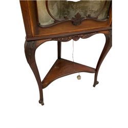 Edwardian inlaid mahogany corner display cabinet, the projecting cornice with dentil carving over crossbanded frieze, fitted with single glazed door of tracery design with under-tier, raised on cabriole supports with acanthus leaf carving