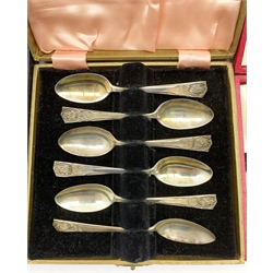 Series of eighteen 1910-1935 George V Silver Jubilee silver teaspoons in three cases, various makers 5.4oz