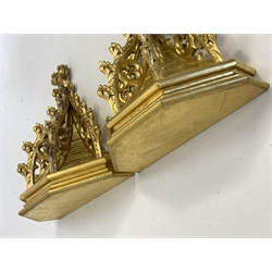 Large pair late 20th century oak gilt wall brackets of gothic design, carved with acanthus leaf decoration