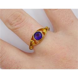Edwardian 18ct gold single stone round amethyst ring, with openwork scroll design shoulders, makers mark S.U.Ltd, Chester 1910