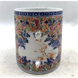 18th century Chinese export ware tankard, painted in the Famille rose pallett with figures seated on a terrace overlooking a river, H13cm (a/f)