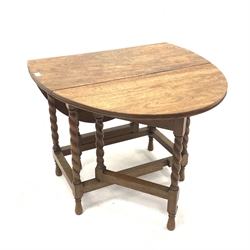 Early 20th century oak drop leaf table, oval top with moulded edge raised on spiral turned supports, with gateleg action, 