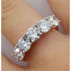 18ct gold five stone round brilliant cut diamond ring, hallmarked, total diamond weight approx 2.60 carat