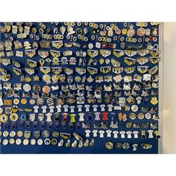 Leeds United football club - approximately six-hundred pin badges including player badges (Bamford, Philips, Dallas etc), Centenary badges, game badges, David Bowie Leeds badges etc, on board