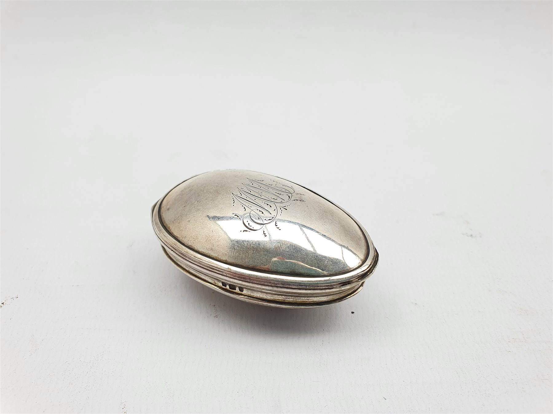 DS George III silver oval nutmeg grater with internal grille, engraved ...