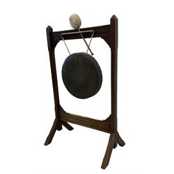 Early 20th century oak free-standing dinner gong, four stand, with bronze gong and baton 
