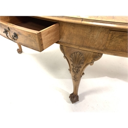 Early to mid 20th century Georgian style large walnut kidney shaped library table, the cross banded and moulded top over frieze fitted with five drawers, raised on leaf and shell carved cabriole supports with ball and claw feet