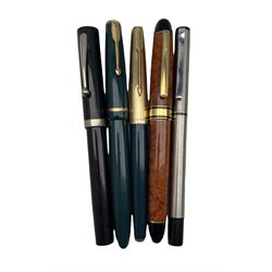 Parker Duofold 585 fountain pen with 14k nib, Parker 61 fountain pen with forest green barrel, Iridium Point fountain pen, Penalli Iridium Point fountain pen and a Sheaffer Italic fountain pen with three nibs (5)
