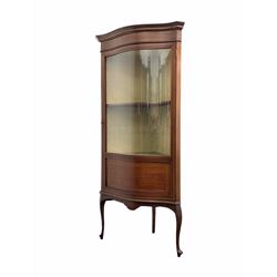 Edwardian mahogany serpentine display cabinet, the dentil cornice with satin and box wood inlay surmounting single glazed door revealing two shelves over shaped apron, terminating in three cabriole supports W72cm, H158cm, D45cm 