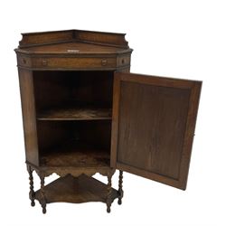 Early 20th century oak corner cupboard, moulded panelled door enclosing single shelf, spiral turned supports united by undertier