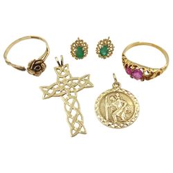 15ct gold pink stone ring and 9ct gold jewellery including pair of emerald stud earrings, cross pendant, St Christopher pendant and rose ring 