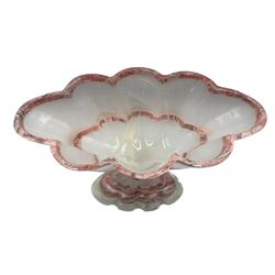 Rhodochrosite and quartz banded pedestal vase, the reeded fan shaped bowl supported by a carved sectional base on an oval shaped foot, H15cm x W20.5cm 