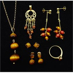 9ct gold tigers eye and glass bead jewellery including pendant necklace, three pairs of earrings, ring and pendant