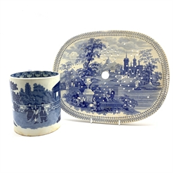 Early 19th century pearlware tankard depicting and Oriental scene, H14cm together with a 19th century blue transfer drainer decorated with figures in a landscape (2)