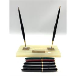 Onyx desk inkstand fitted with two Parker fountain pens, three Parker Duofold pens with 14ct gold nibs and two Parker 585 fountain pens