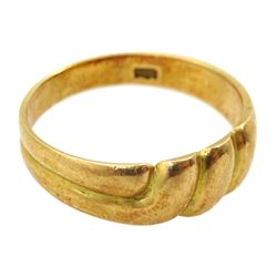 Gold twist ring stamped 18, approx 3.75gm