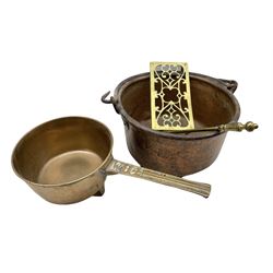 18th/ 19th century bronze skillet, the handle impressed WH4, 19th century copper pan with swing handle, brass trivet and poker (4)
