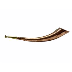 A brass and copper curved hunting horn with hammered finish, L51cm 